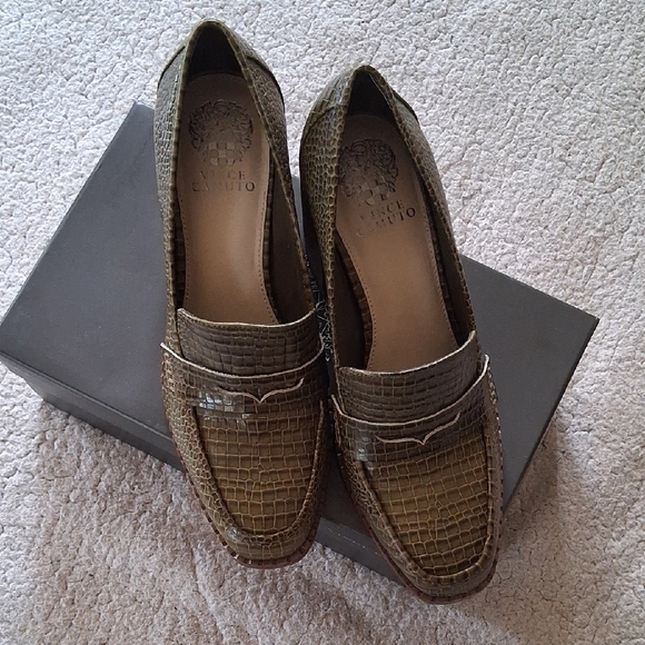New In Box Vince Camuto Olive Loafers for Women - Picture 2 of 8